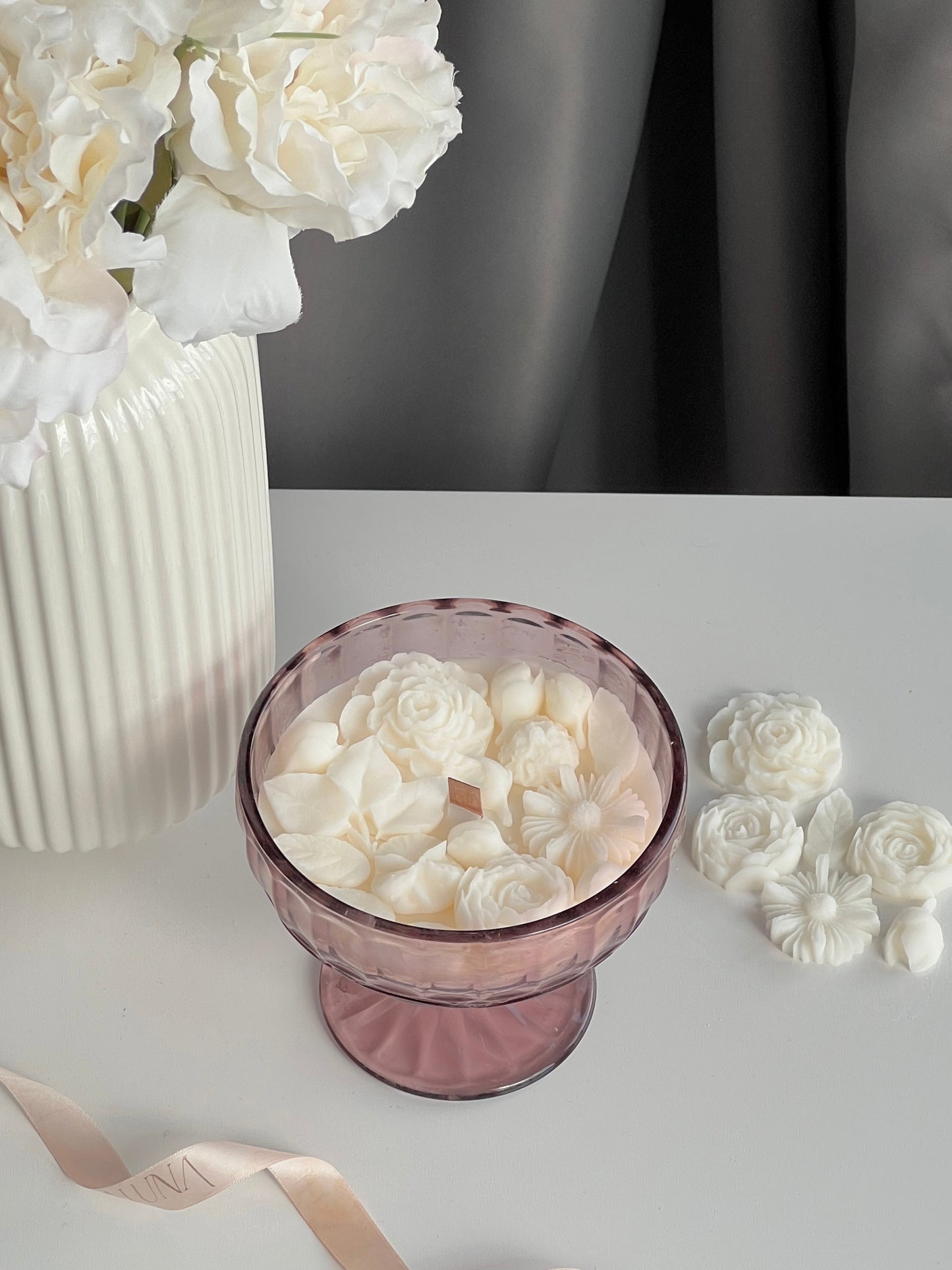 Bloom lumanare in recipient cu flori de ceara