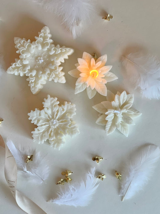 Poinsettia si Fulg - Lumanari parfumate | Crăciuniță, parfum de turtă dulce, decorațiune Crăciun masă festivă