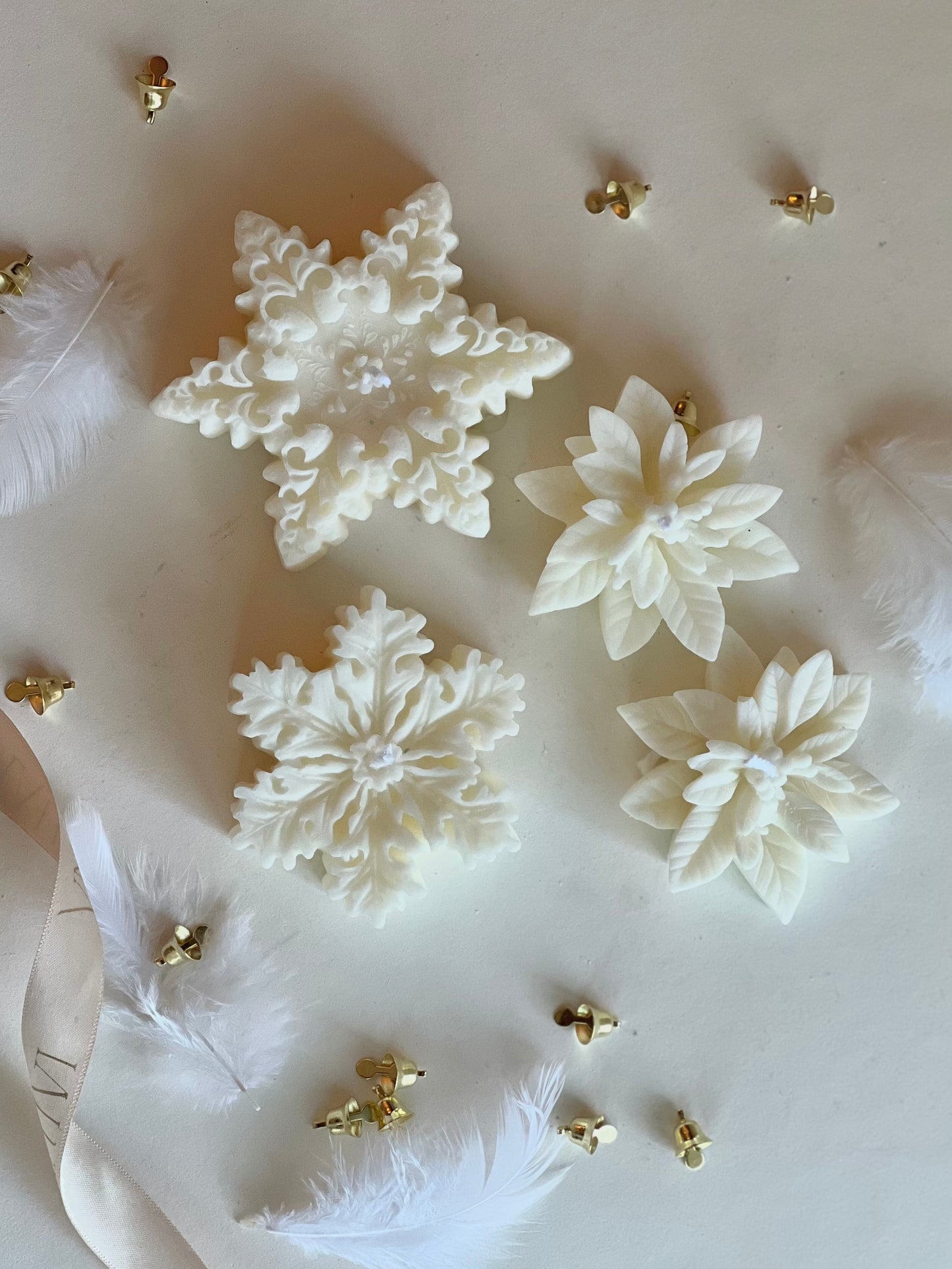 Poinsettia si Fulg - Lumanari parfumate | Crăciuniță, parfum de turtă dulce, decorațiune Crăciun masă festivă