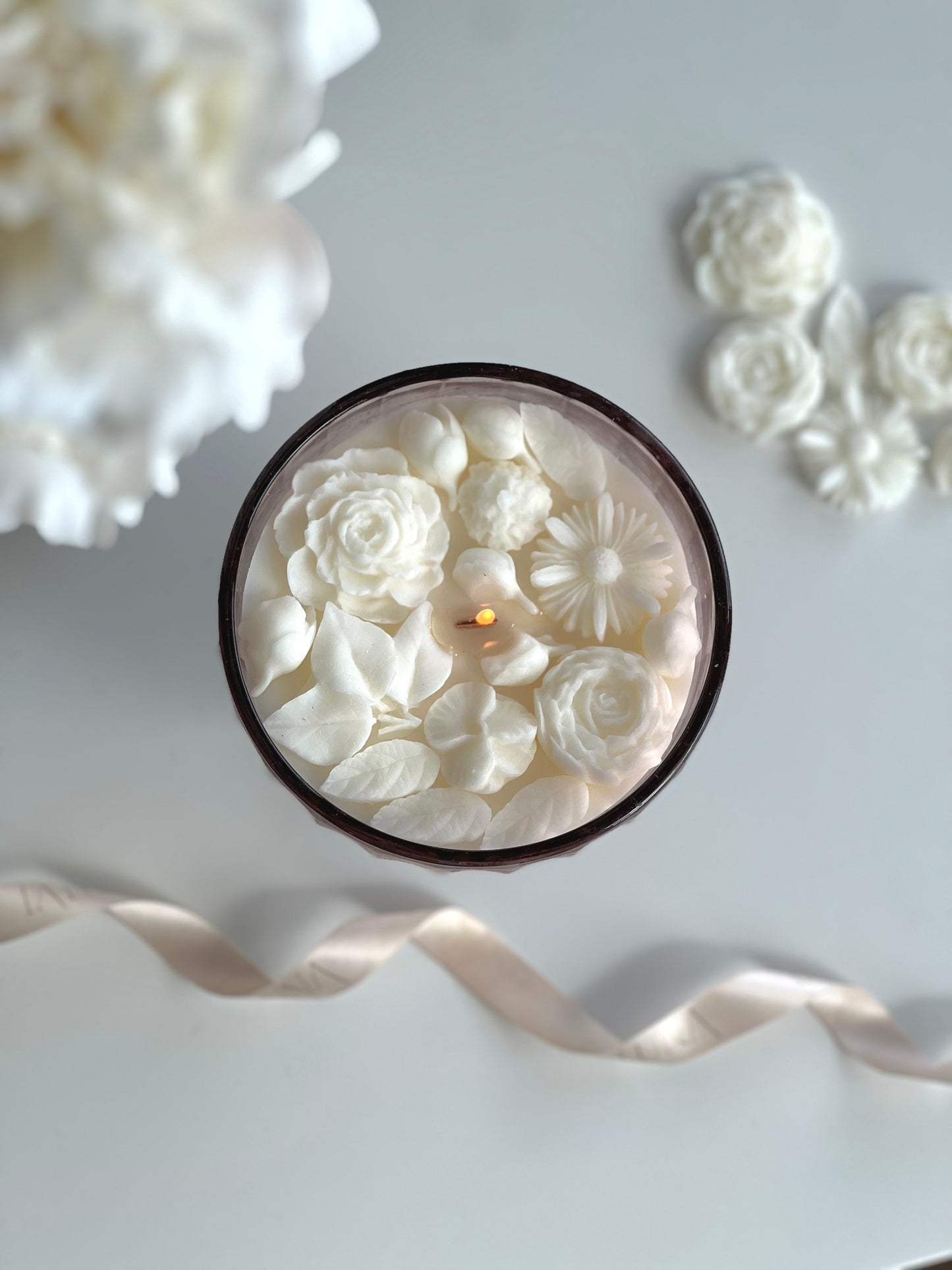 Bloom lumanare in recipient cu flori de ceara