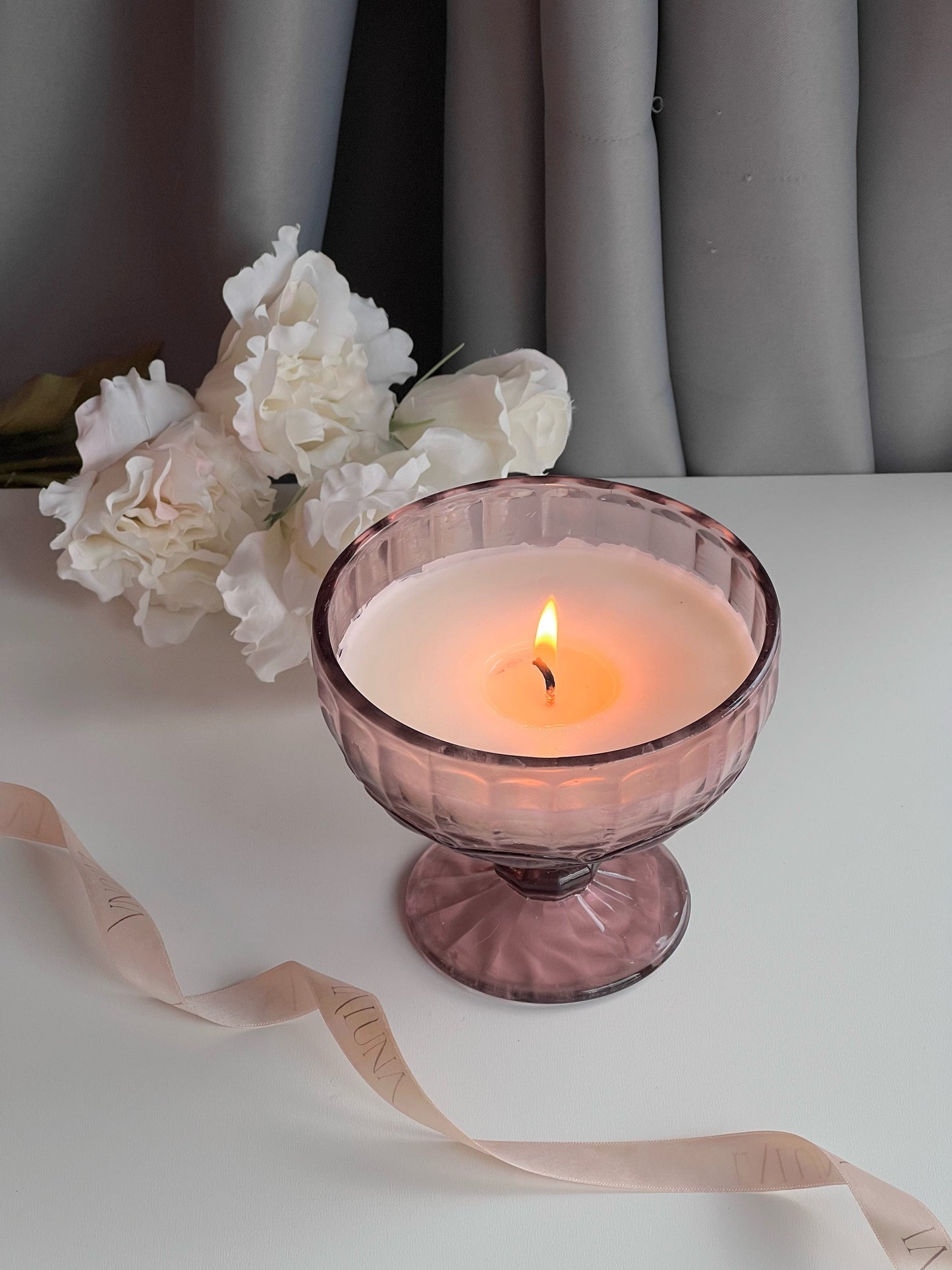 Lumanare recipient roz cu picior