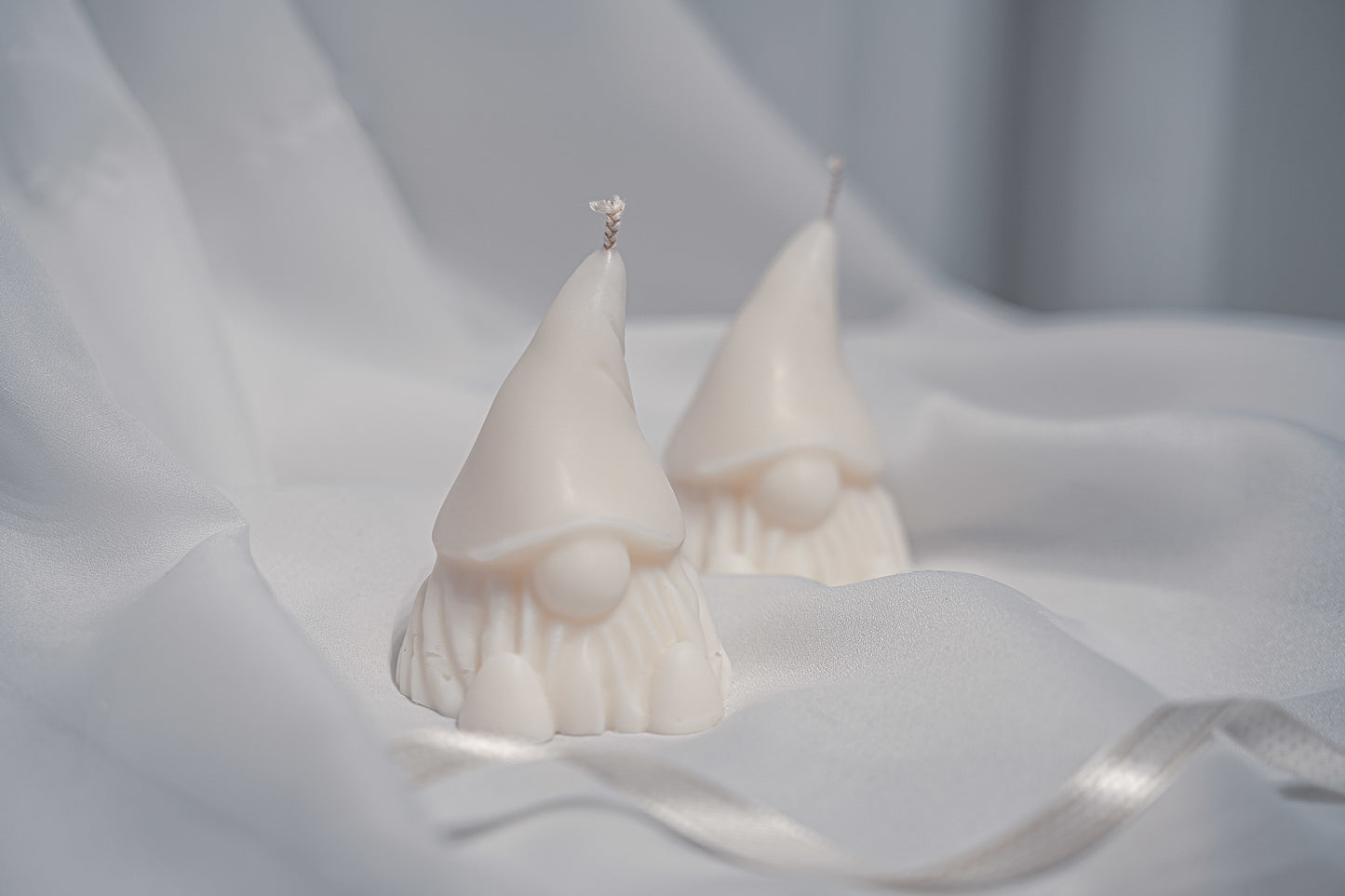 "Decoratii de Craciun cu lumanari elegante si parfumate."