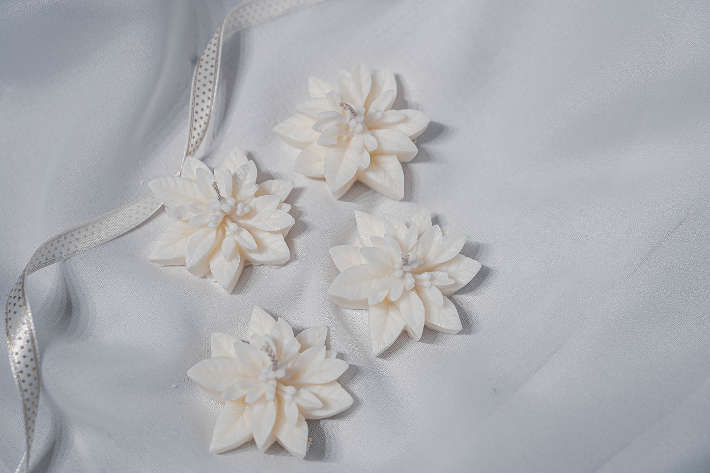 Poinsettia si Fulg - Lumanari parfumate | Crăciuniță, parfum de turtă dulce, decorațiune Crăciun masă festivă